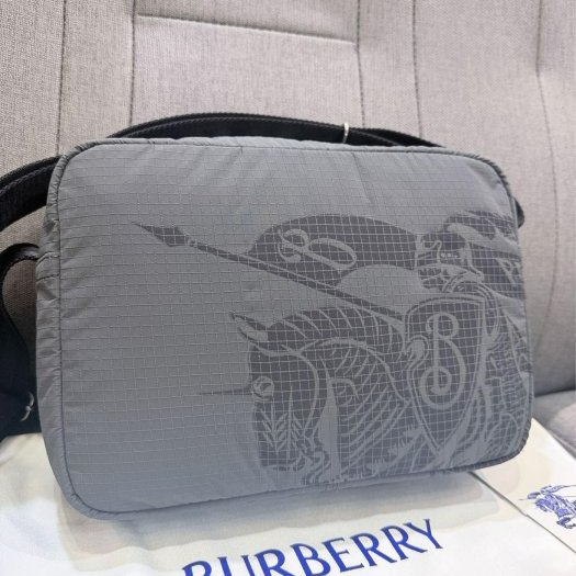 💎Han's house精品服飾💎 BURBERRY 尼龍 防水 戰馬騎士 相機 包 現貨 原價29300-7