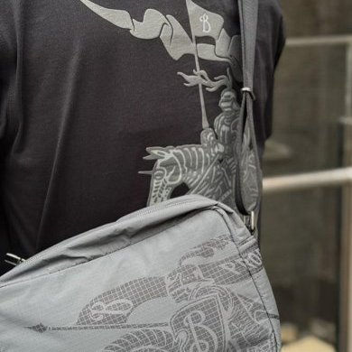 💎Han's house精品服飾💎 BURBERRY 尼龍 防水 戰馬騎士 相機 包 現貨 原價29300-8