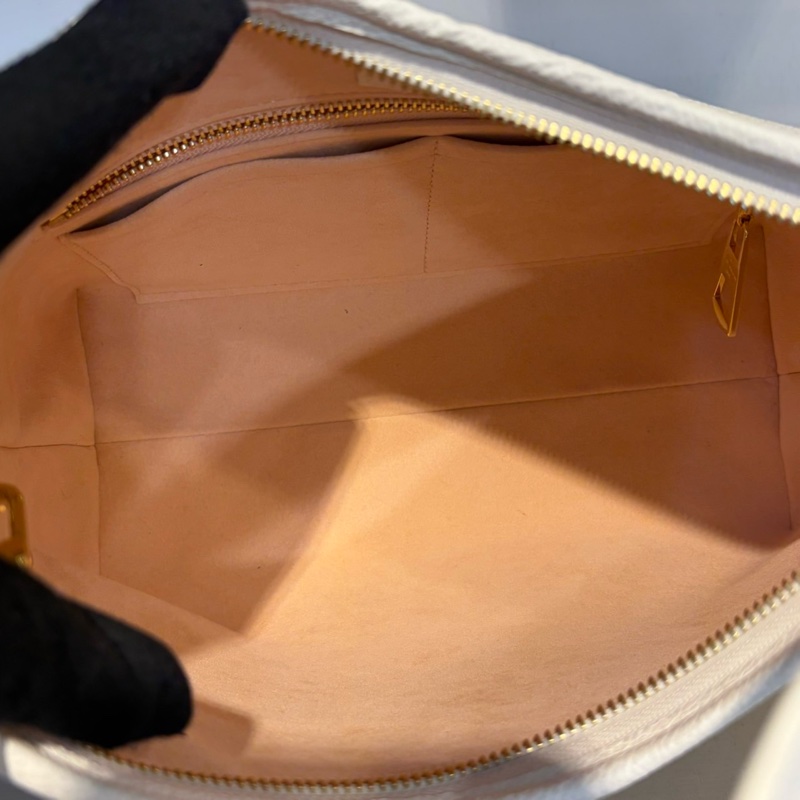 LV 奶油白拼櫻花粉牛皮壓紋CarryAll PM肩斜背包M24141-7