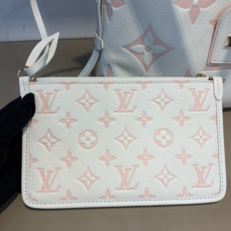LV 奶油白拼櫻花粉牛皮壓紋CarryAll PM肩斜背包M24141-8
