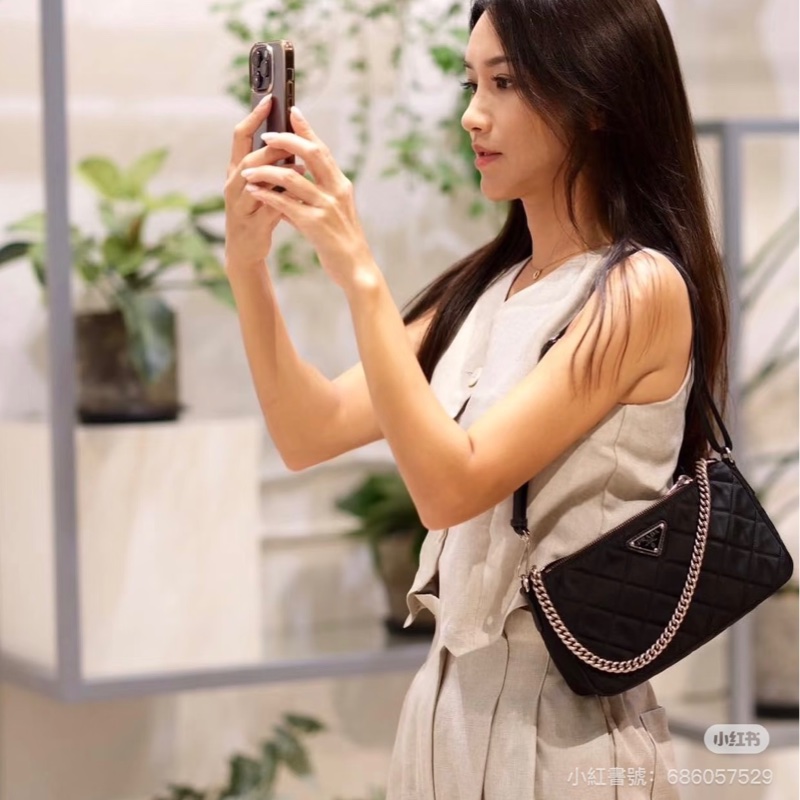 prada 斜背包 腋下包-1