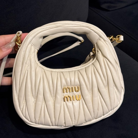 miumiu 白色可芙彎月斜背包🥰🥰