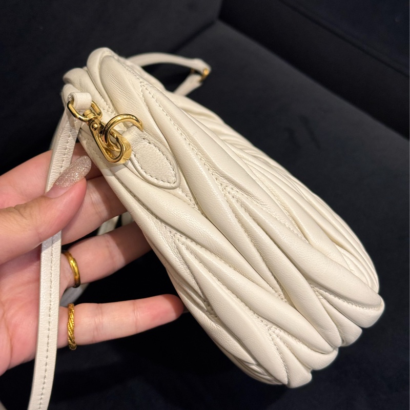miumiu 白色可芙彎月斜背包🥰🥰-2