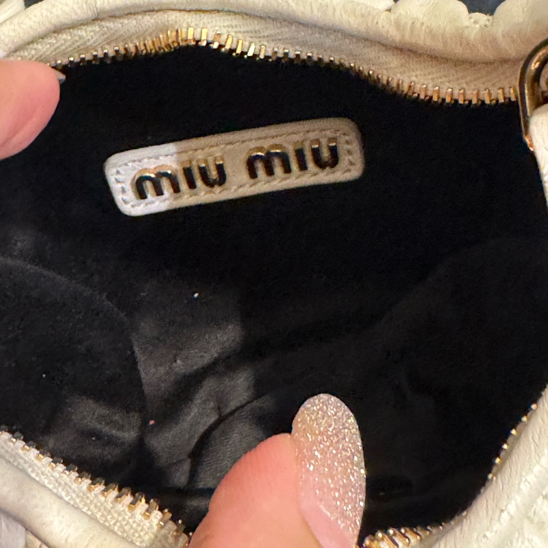 miumiu 白色可芙彎月斜背包🥰🥰-7