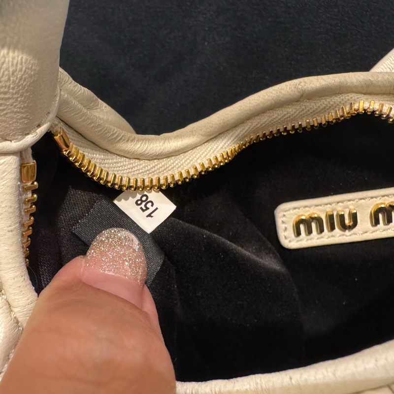 miumiu 白色可芙彎月斜背包🥰🥰-37