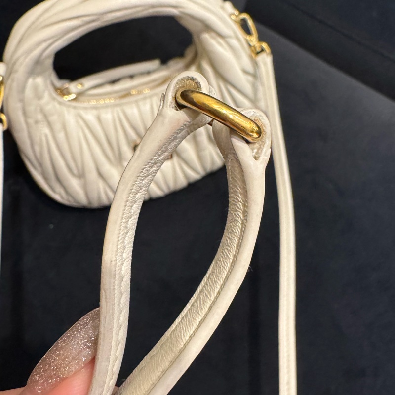 miumiu 白色可芙彎月斜背包🥰🥰-42