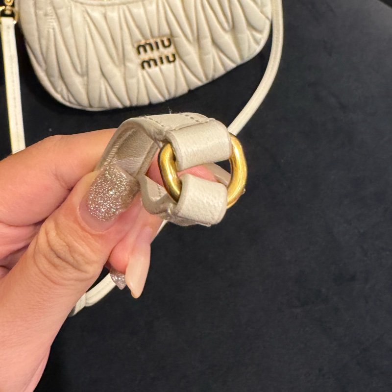 miumiu 白色可芙彎月斜背包🥰🥰-44