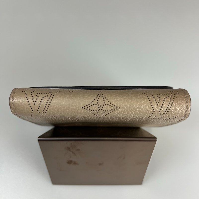 LV M62542/晶片款 灰色Mahina翻蓋短夾-4