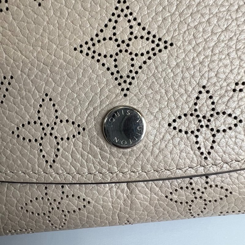 LV M62542/晶片款 灰色Mahina翻蓋短夾-9