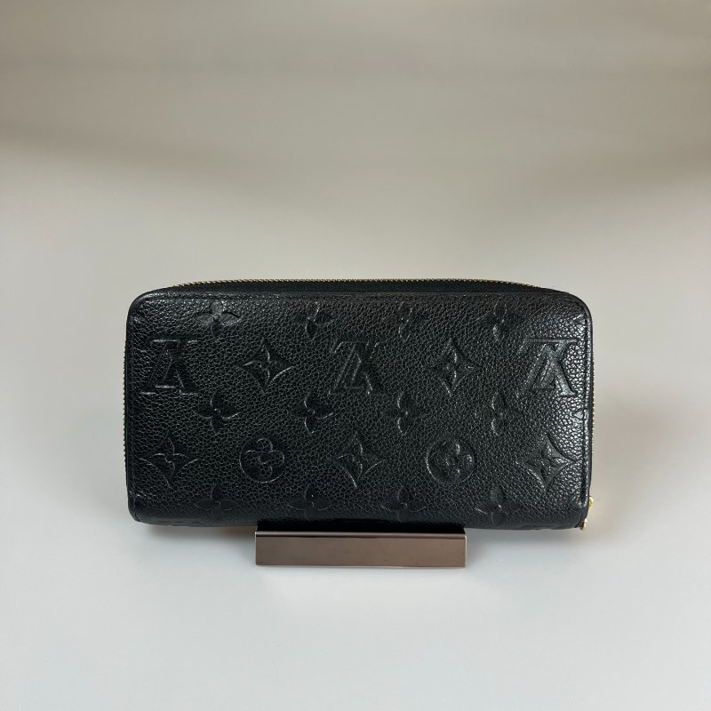 LV M61864 黑壓紋ㄇ拉長夾-1