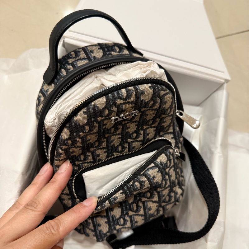 是Dior Oblique 迷你後背包。-4