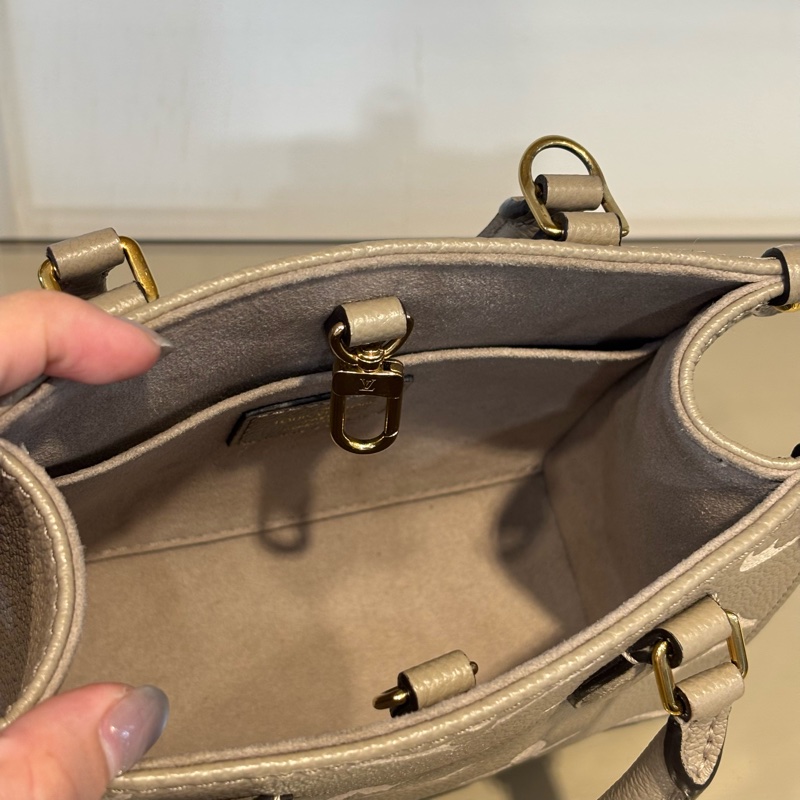 LV 斑鳩灰牛皮壓紋On the go BB肩斜背托特包M47054-7