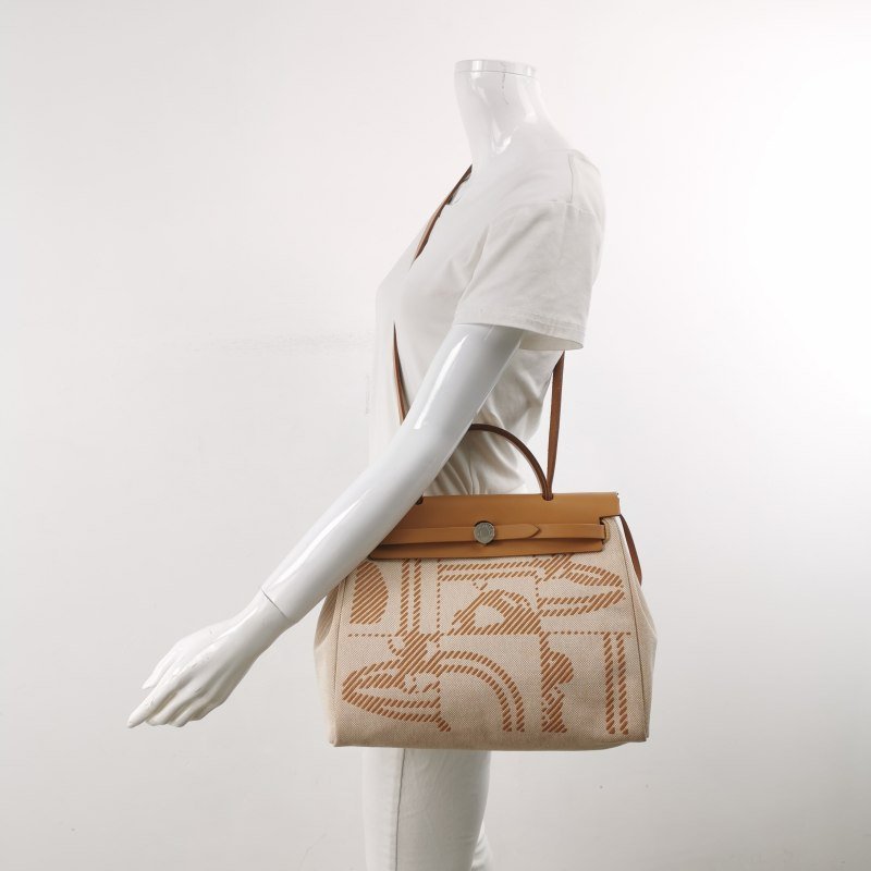 Hermes Herbag31狂躁的新娘馬鞍釘鎖扣單肩包帆布Hunter牛皮銀扣棕色淺米色Z刻-1