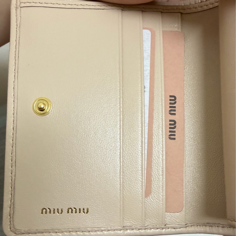 miumiu 納帕軟皮短錢包 附原紙袋/紙盒/保卡 全新-8