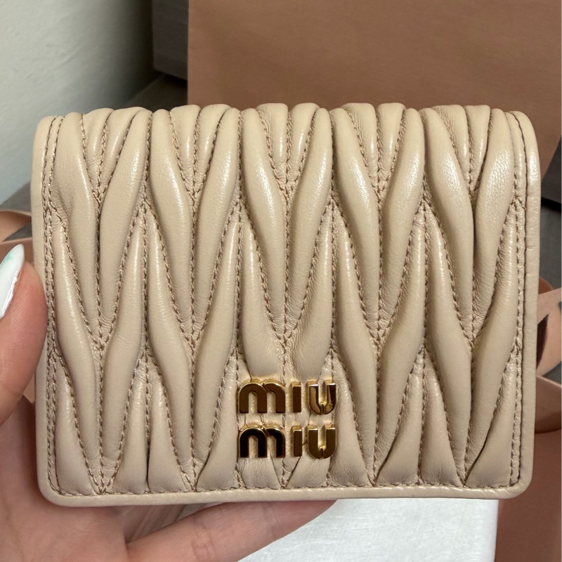 miumiu 納帕軟皮短錢包 附原紙袋/紙盒/保卡 全新-10