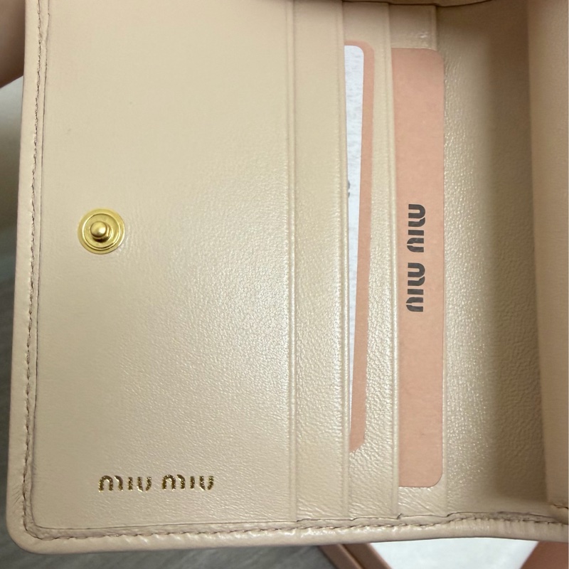 miumiu 納帕軟皮短錢包 附原紙袋/紙盒/保卡 全新-18