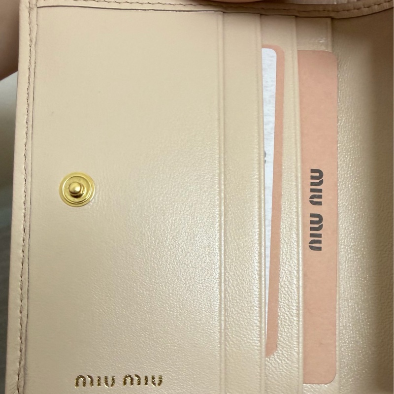 miumiu 納帕軟皮短錢包 附原紙袋/紙盒/保卡 全新-22