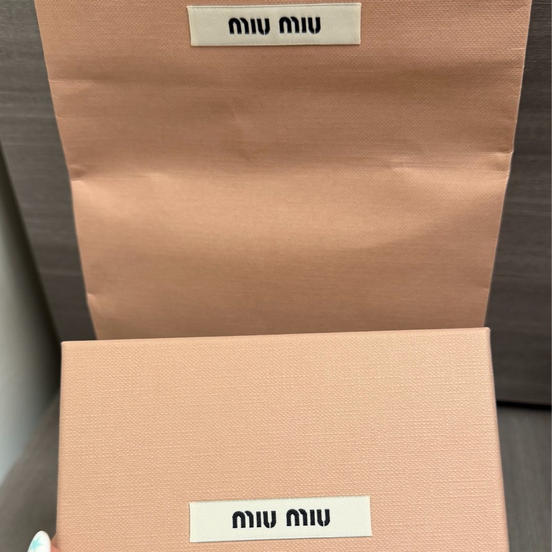 miumiu 納帕軟皮短錢包 附原紙袋/紙盒/保卡 全新-24