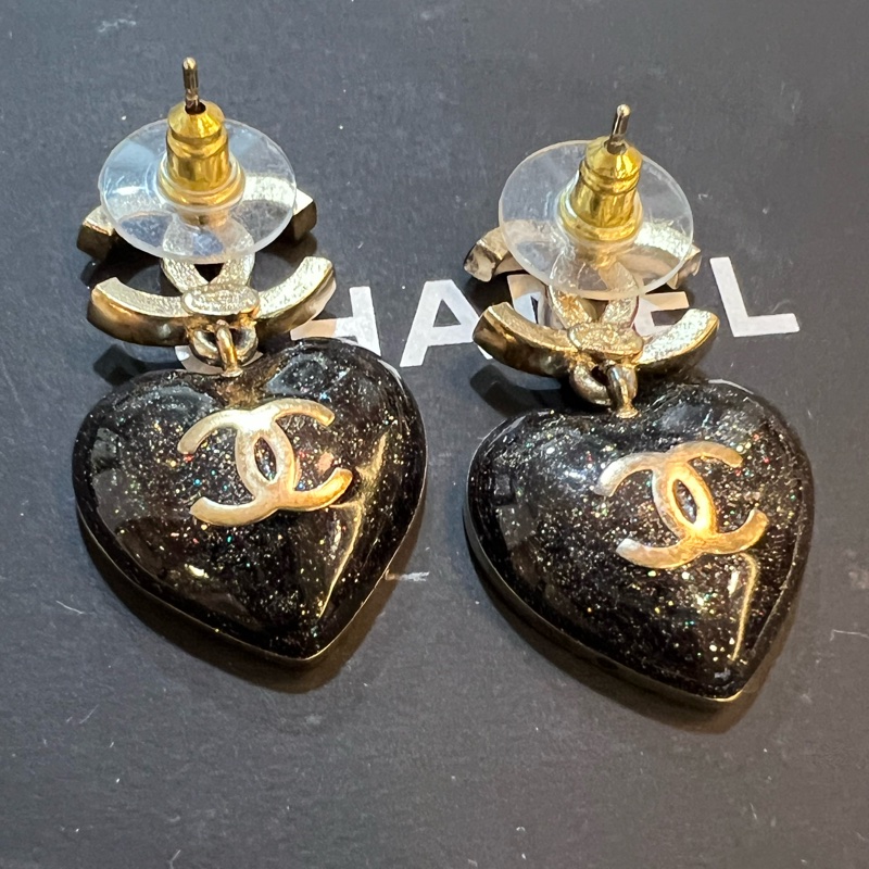Chanel 水晶CC樹脂心型吊墜耳環 黑金-6