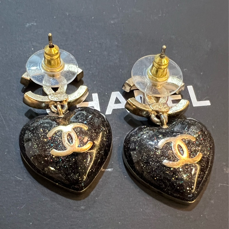 Chanel 水晶CC樹脂心型吊墜耳環 黑金-10