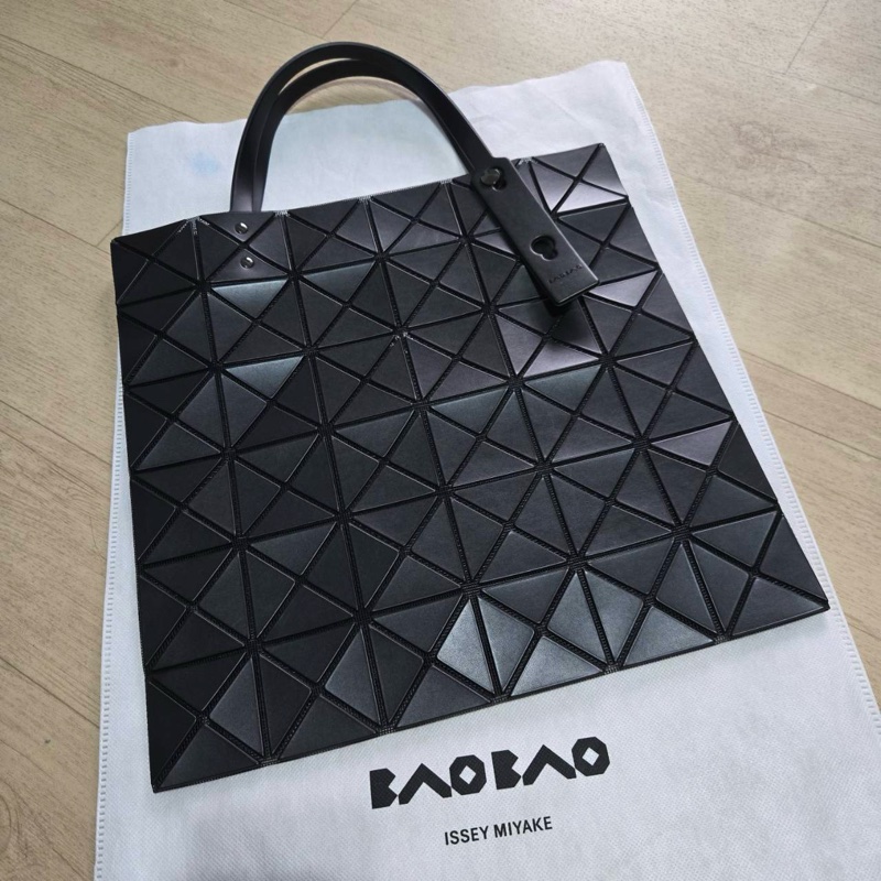 Issey Miyake 三宅一生 BaoBao 基本款 霧黑色 6x6 肩背 手提包-1