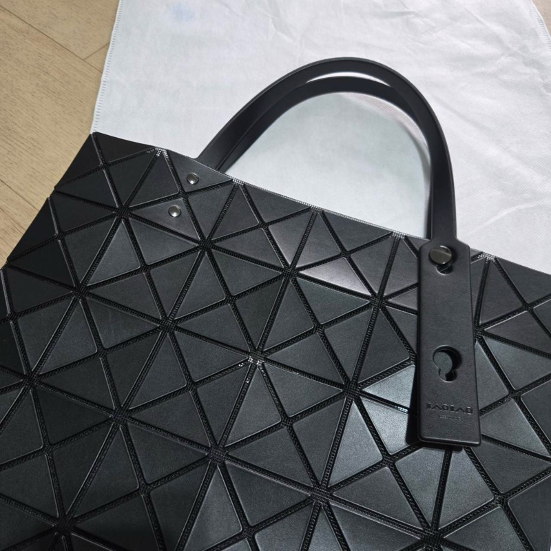 Issey Miyake 三宅一生 BaoBao 基本款 霧黑色 6x6 肩背 手提包-4