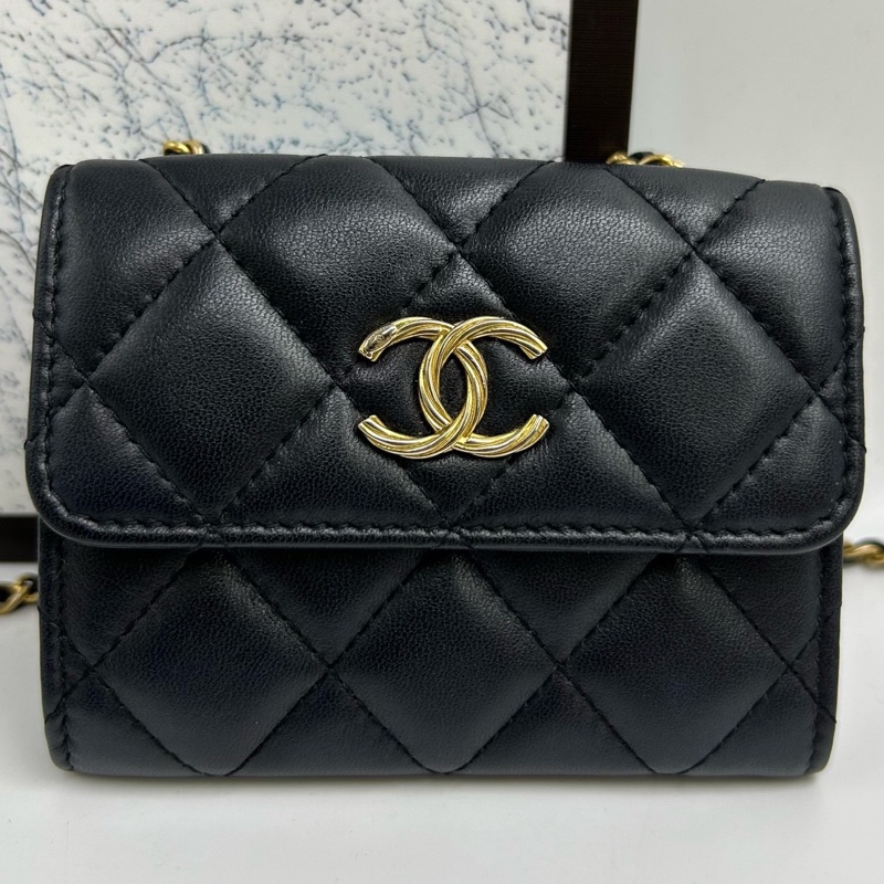 Chanel 香奈兒 21C mini woc 黑金 雕花扣 羊皮 單肩斜挎包 。-0