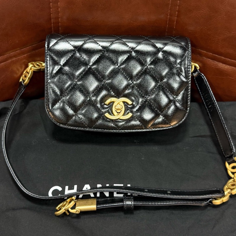 CHANEL 香奈儿 22A 马鞍挎包 黑金油蜡牛皮-1