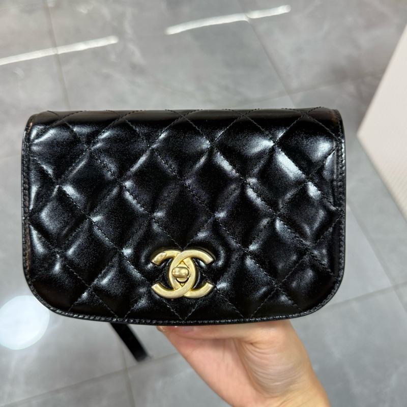 CHANEL 香奈儿 22A 马鞍挎包 黑金油蜡牛皮-5
