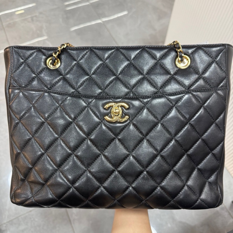 CHANEL 香奈兒 24K 新款GST 托特鏈條包 黑金菱格紋羊皮-7