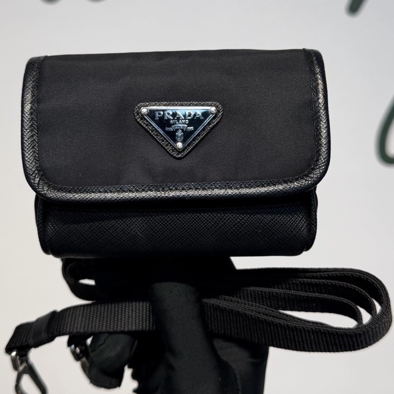 PRADA 普拉達 Re-Nylon mini 手拿斜挎耳機郵差包/零錢包/腰包 Saffiano-0