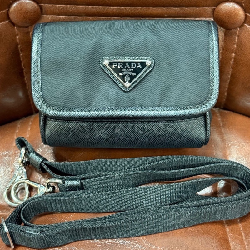 PRADA 普拉達 Re-Nylon mini 手拿斜挎耳機郵差包/零錢包/腰包 Saffiano-1