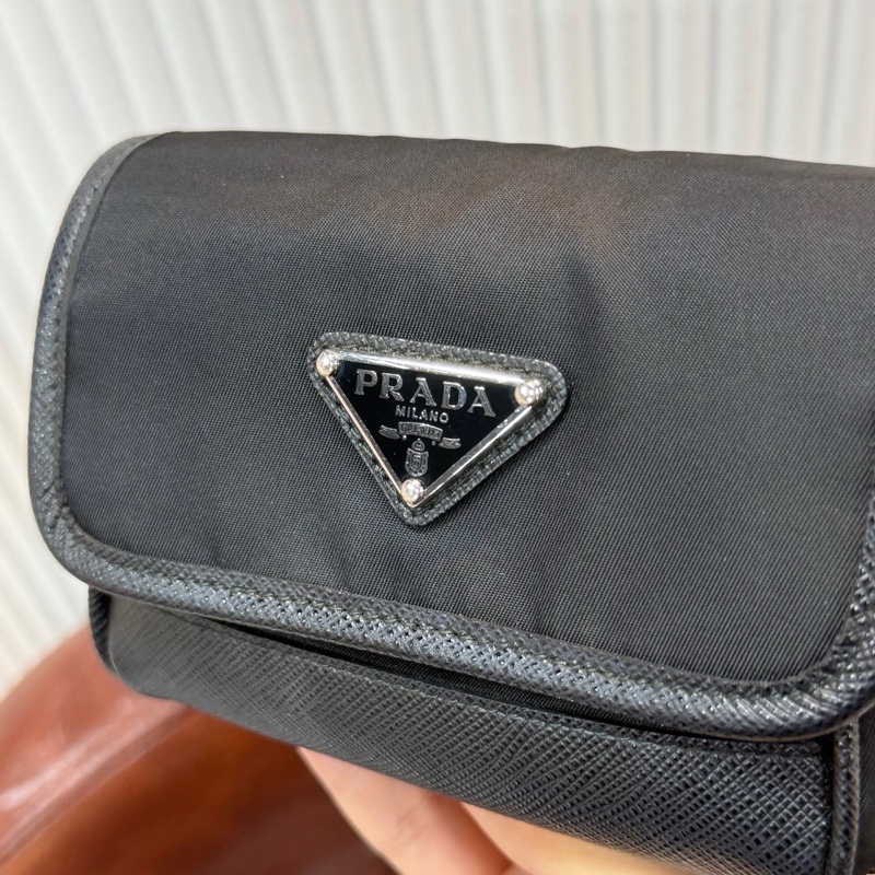 PRADA 普拉達 Re-Nylon mini 手拿斜挎耳機郵差包/零錢包/腰包 Saffiano-2