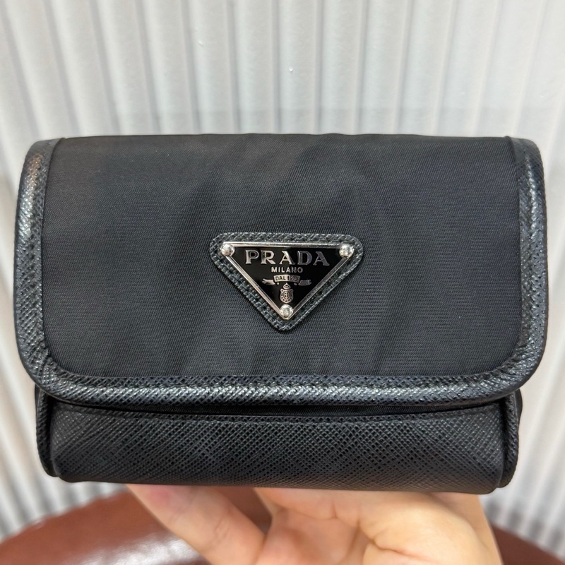 PRADA 普拉達 Re-Nylon mini 手拿斜挎耳機郵差包/零錢包/腰包 Saffiano-3