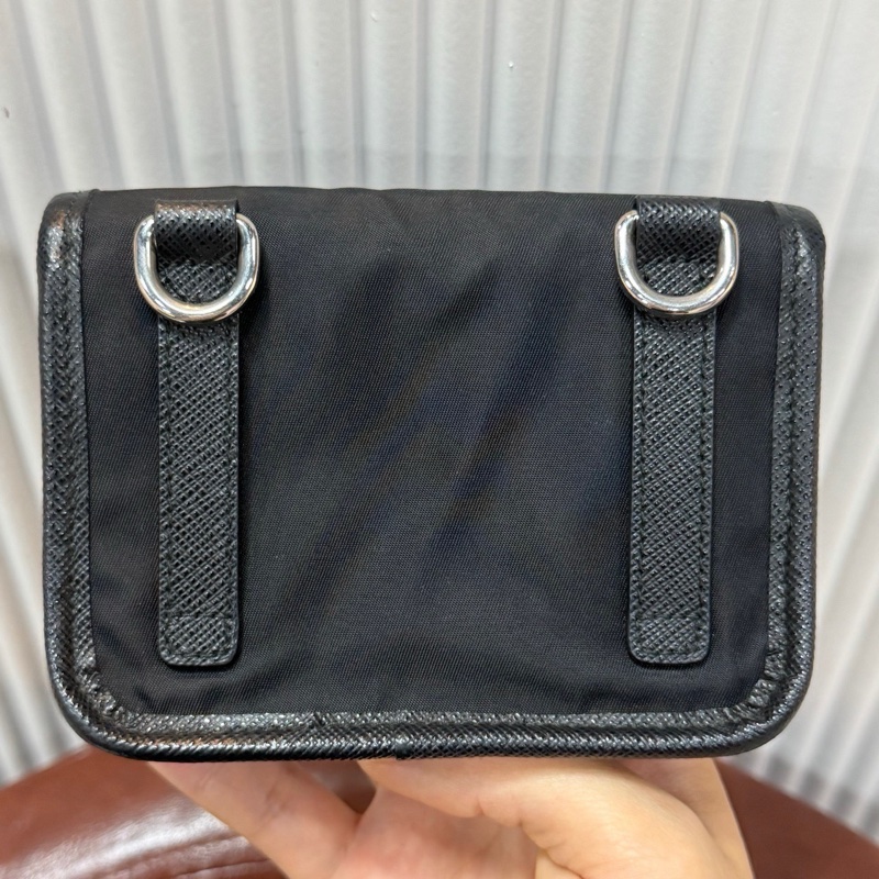 PRADA 普拉達 Re-Nylon mini 手拿斜挎耳機郵差包/零錢包/腰包 Saffiano-4