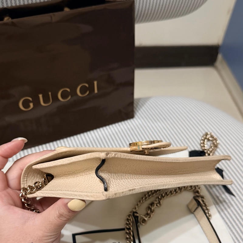 GUCCI 古馳 Interlocking G Dollar 荔枝紋牛皮鏈帶皮夾包 米白 灰白 象牙白(WOC 型號615523)-11