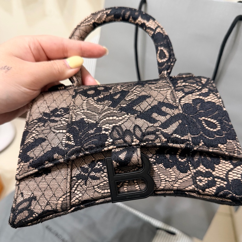 全配 台灣購入Balenciaga（巴黎世家）Hourglass XS（沙漏包）黑裸雙色刺繡蕾絲款-7