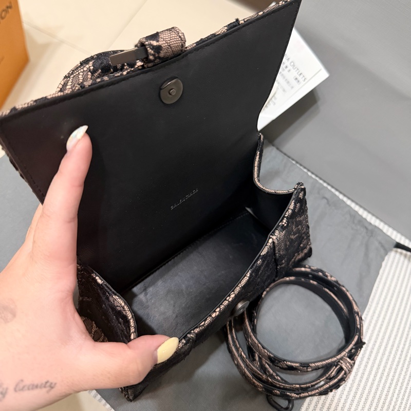 全配 台灣購入Balenciaga（巴黎世家）Hourglass XS（沙漏包）黑裸雙色刺繡蕾絲款-9