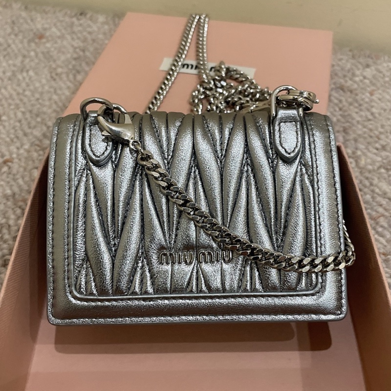 MiuMiu 銀色褶皺款羊皮小包 小可愛 可斜挎可以當包掛-1