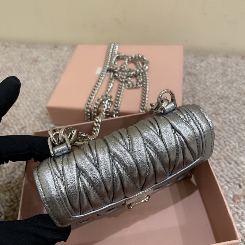 MiuMiu 銀色褶皺款羊皮小包 小可愛 可斜挎可以當包掛-3