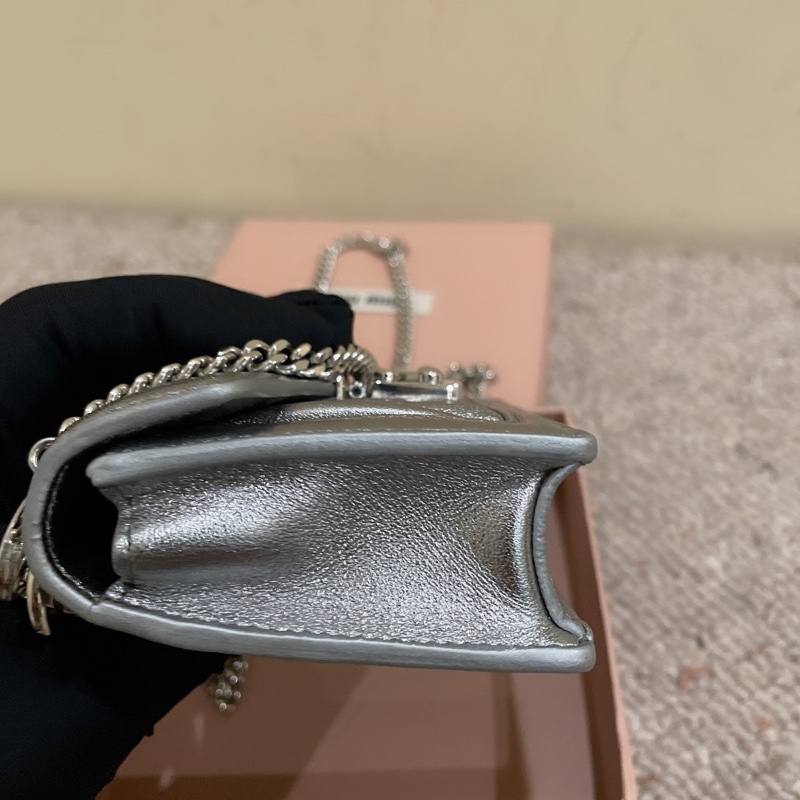 MiuMiu 銀色褶皺款羊皮小包 小可愛 可斜挎可以當包掛-15