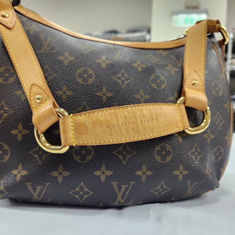 J011 LV 金豆老花腋下包-8