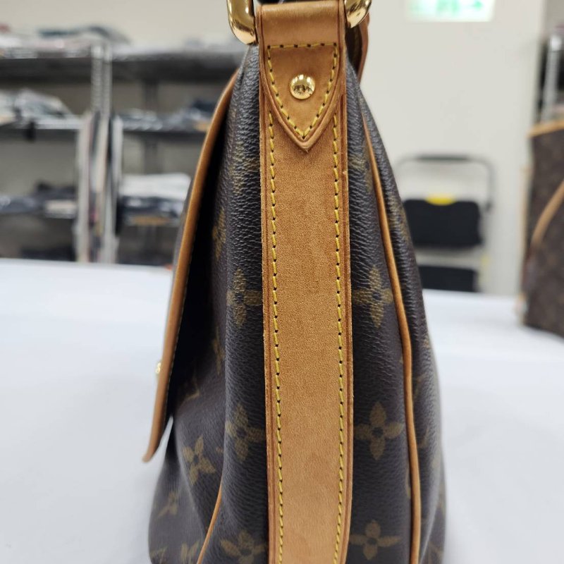 J011 LV 金豆老花腋下包-12