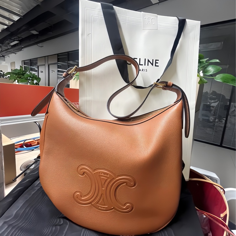 Lisa 愛用款✨Celine 焦糖浮雕凱旋門 Hobo 超難找🤩-4