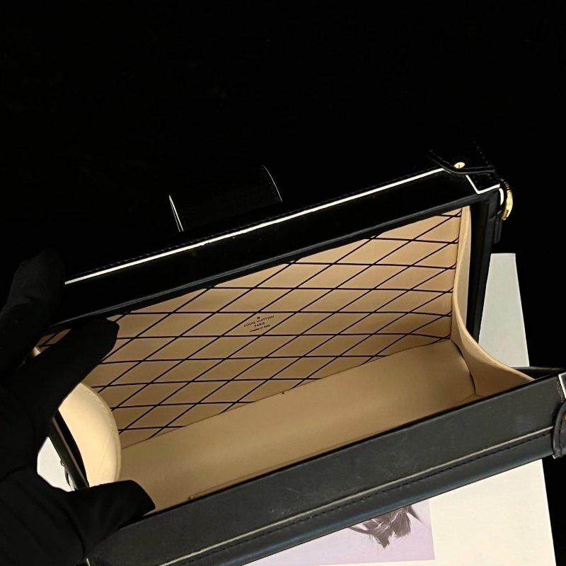 LV petite malle box秀場限定款 黑色磨砂扣硬盒子包 搭配金色潑墨手繪 20*5.5*13 98新配件肩帶 塵袋-6