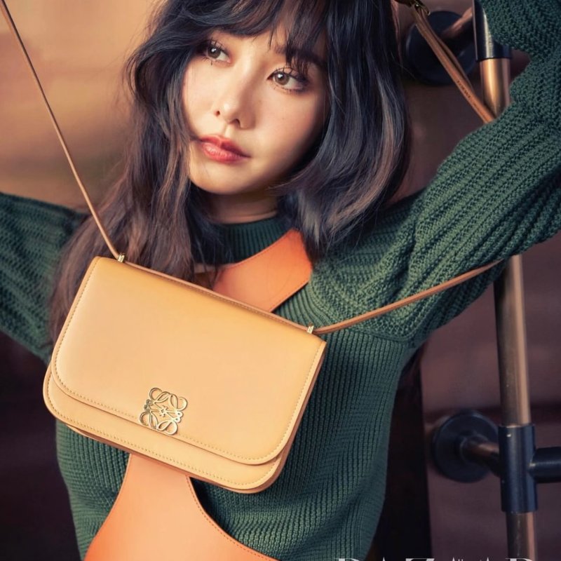 LOEWE 奶茶色金扣 細膩光面box皮 19x6x13.5cm 99新配件肩帶 塵袋-0