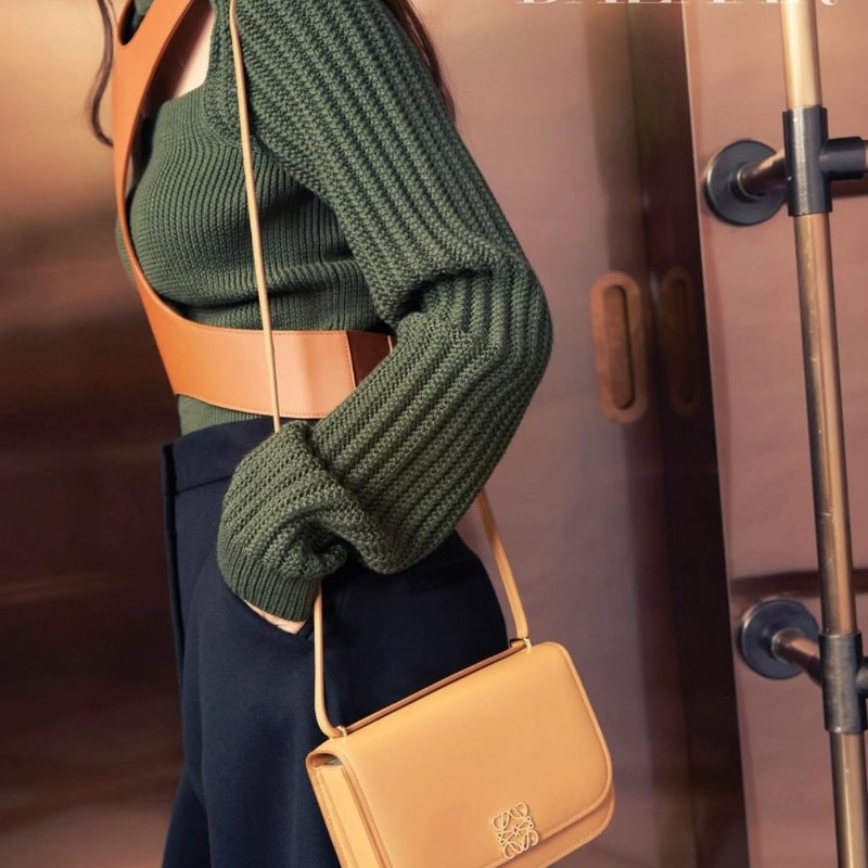 LOEWE 奶茶色金扣 細膩光面box皮 19x6x13.5cm 99新配件肩帶 塵袋-1