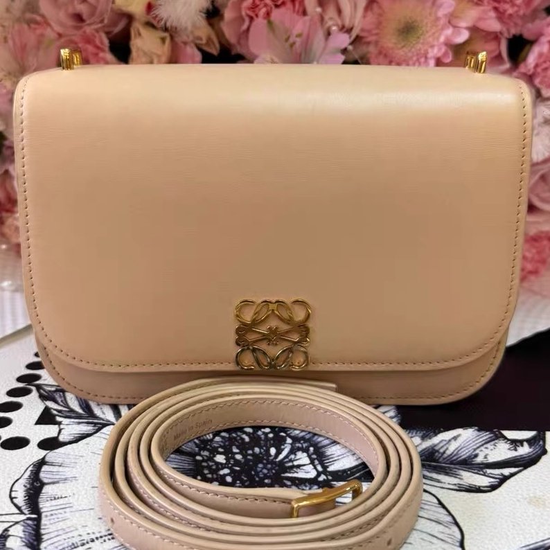LOEWE 奶茶色金扣 細膩光面box皮 19x6x13.5cm 99新配件肩帶 塵袋-2