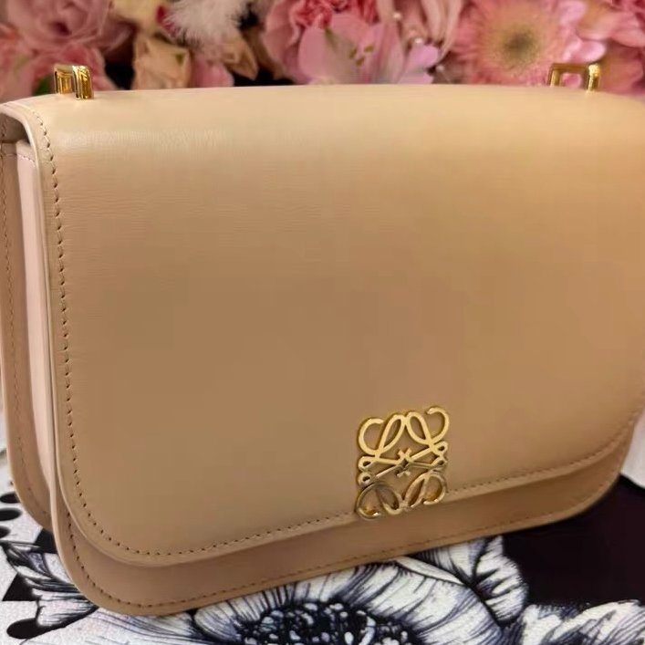 LOEWE 奶茶色金扣 細膩光面box皮 19x6x13.5cm 99新配件肩帶 塵袋-3