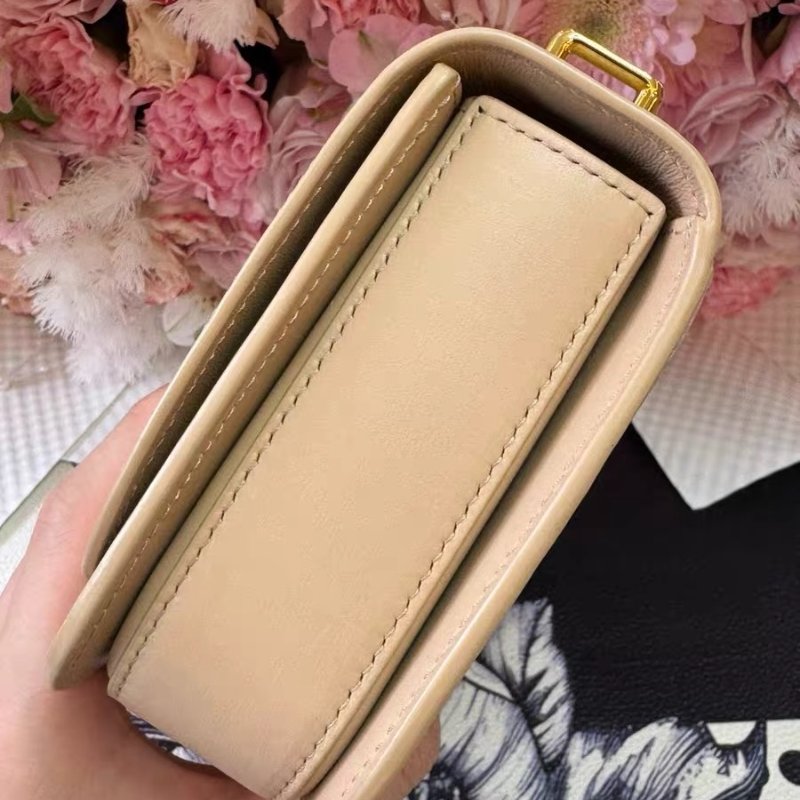 LOEWE 奶茶色金扣 細膩光面box皮 19x6x13.5cm 99新配件肩帶 塵袋-4